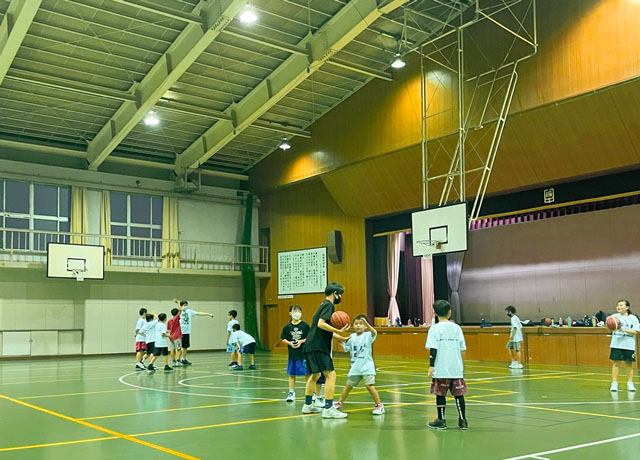 新甫中学校体育館での練習風景