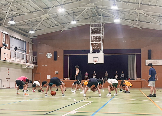 木曜日は名東区の藤森中学校 体育館