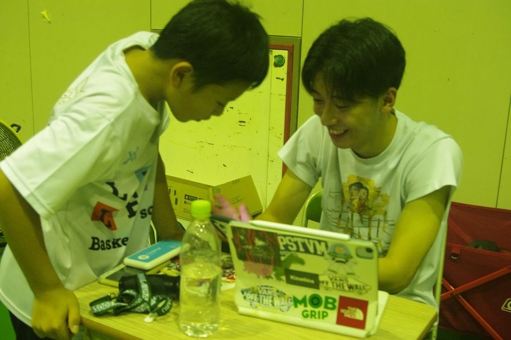 委「夏休みの思い出を聞いてるところですかね、、、！」