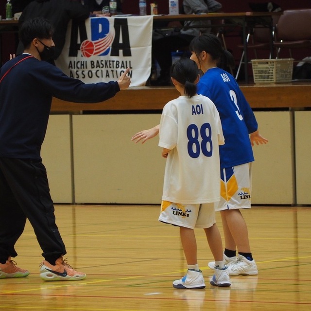 レッスンでは実際にプレーを見せて教えることがほとんどです